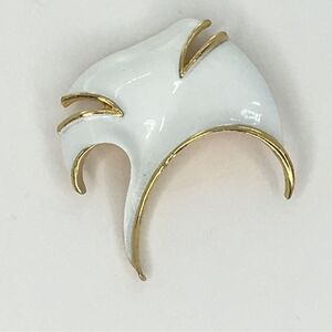 Vtg White Enamel Gold‎ Tone Abstract Shape Brooch Pin MCM Mid Century 1950's